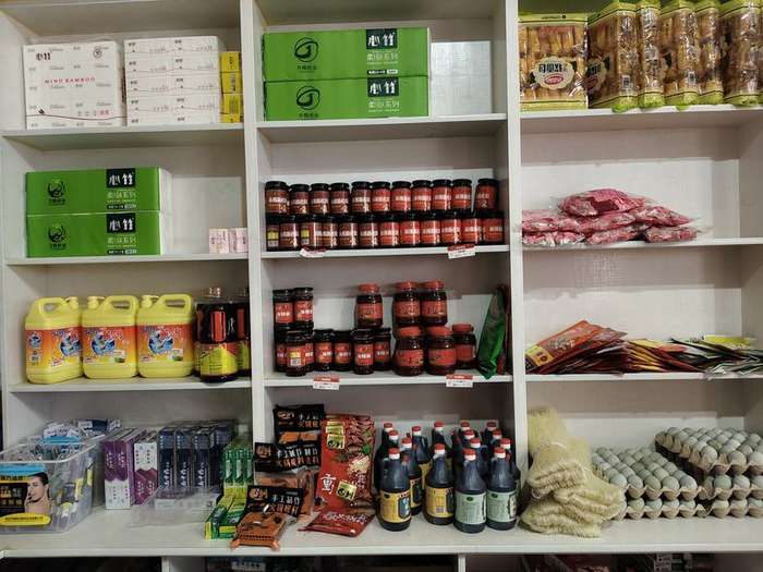 货架上放着调味料、牙膏等日常用品。新京报记者 陈静 摄