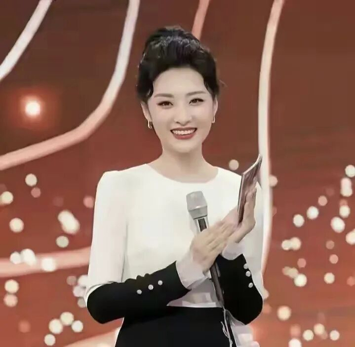57岁周涛杀进短剧圈:卸下光环,她更动人|央视春晚|春节档|春晚|好运|大雨_新浪娱乐_新浪新闻