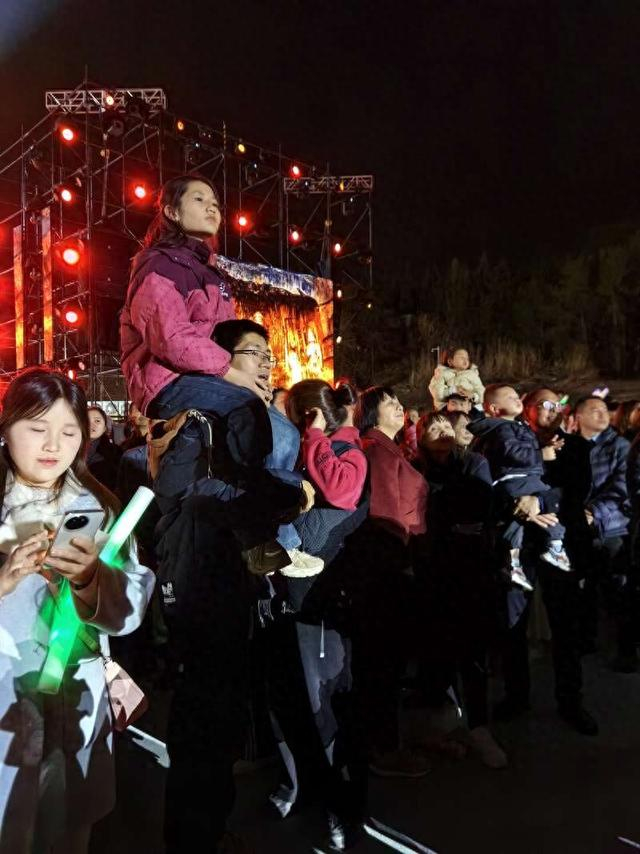 快递小哥仲举（前排戴眼镜者）带着女儿观看灯会表演。姜珊/摄