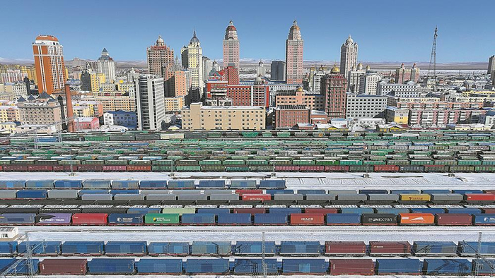     ▶2月26日，中欧班列在中国铁路哈尔滨局集团有限公司满洲里站等待出境发车（无人机照片）。