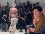 刘雯走秀肖战头排看得很认真