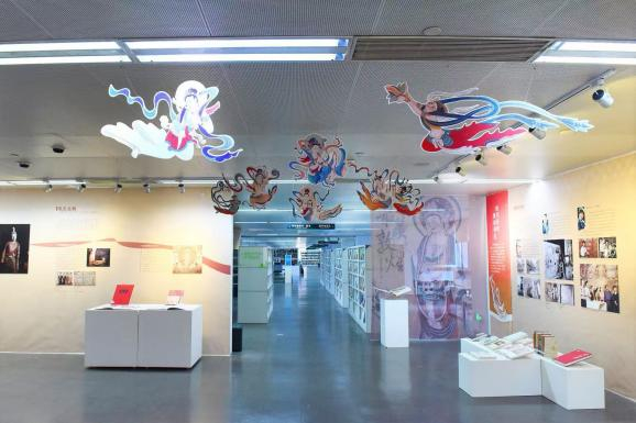 ▲莞城分馆举办“阅见敦煌深处——馆藏敦煌主题精品图书展”