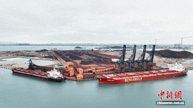 28日，福建莆田的湄洲湾东吴港区罗屿作业区码头，塔吊林立、作业繁忙，呈现出一派火热的生产景象。莆田出入境边防检查站供图