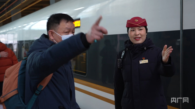 刘新新在解答乘客的问询（央广网记者 韩雨晨 摄）