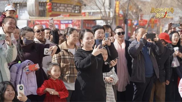 市民、游客在梨城美食街庙会，用手机记录下美好时刻 （央广网发 王晓璇 摄）