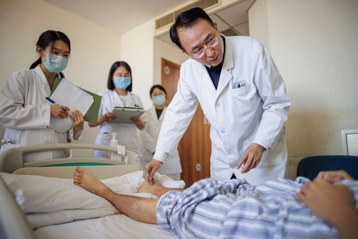 2025年11月，北医三院神经内科主任樊东升为患者检查身体。新京报记者 王子诚 摄