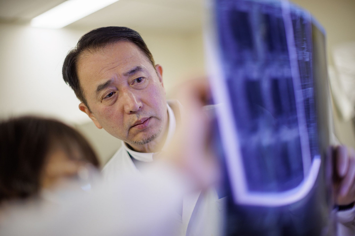 2025年11月，北医三院神经内科主任樊东升查看患者的影像资料。新京报记者 王子诚 摄