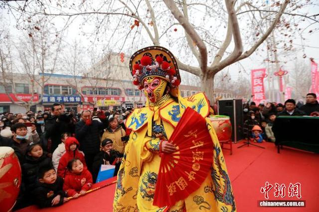 2月28日，一名儿童在胡集书会现场表演变脸。梁犇 摄