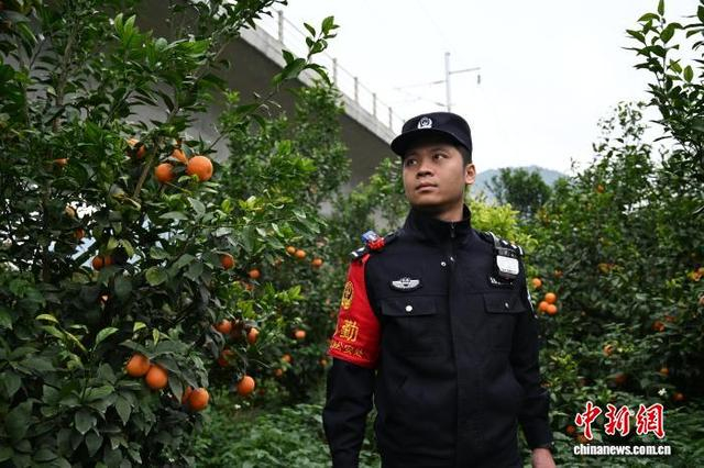 图为莫兆鹏在目巡铁路高架桥。曹顺骞 摄