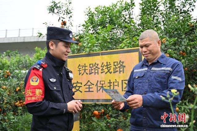 图为莫兆鹏在沃柑园内对果农开展线路安全宣传。曹顺骞 摄