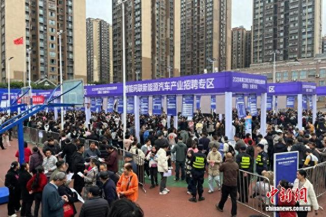 图为招聘会现场。中新网记者 肖江川 摄