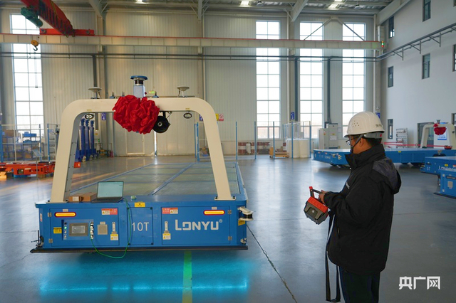 软件工程师正在操作测试无人重载运输车（央广网记者 周思杨 摄）