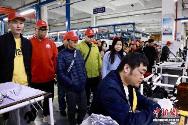 图为求职者入企探岗。尹萍 摄