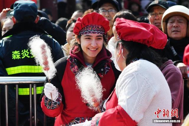 图为留学生品尝拔丝糖球。王海滨 摄