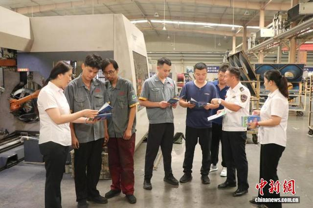 菏泽市人社局开展普法宣传。菏泽市人社局供图