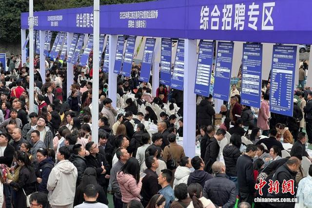 图为招聘会现场。中新网记者 肖江川 摄