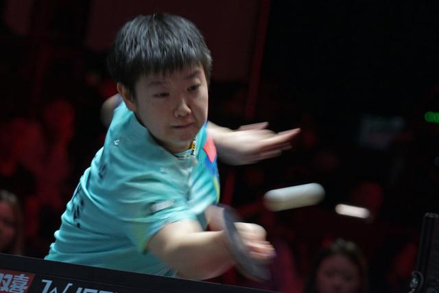 孙颖莎在比赛中回球。新华社发（邓智炜摄）