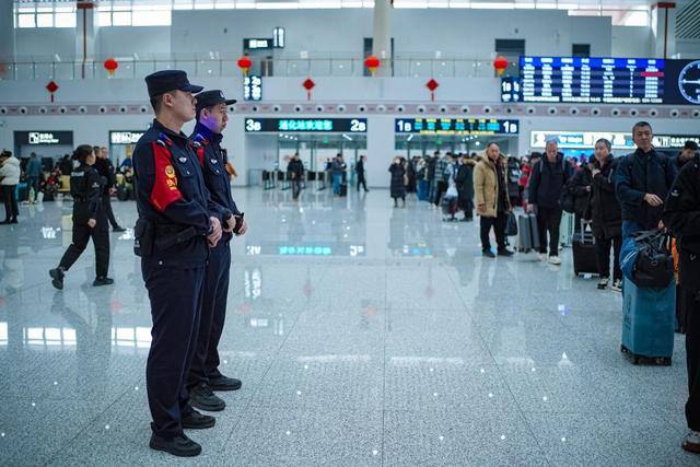 农历正月初七（2月23日），铁路公安民警在通化站候车室执勤。新华社发（刘春明摄）