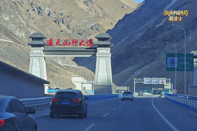 乌尉高速成为贯穿南北疆的交通大动脉 （央广网记者 郭璁悦 摄）