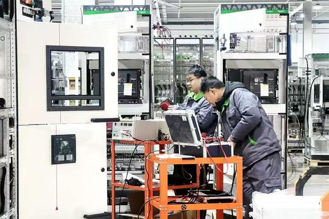 京津中关村科技城内，一装备制造企业技术人员正在调试设备（央广网发 天津宝坻区供图）