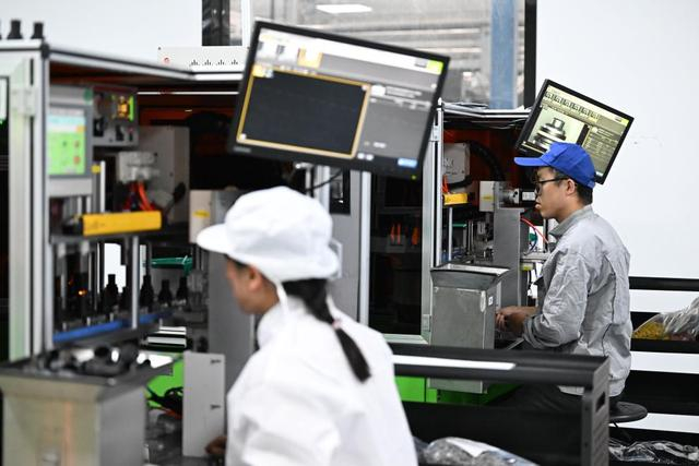 工作人员在天津鹏翎集团股份有限公司生产车间操作半自动生产设备生产汽车胶管接头。新华社记者 赵子硕 摄