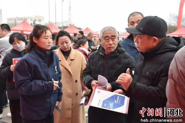 图为武安市“春风行动”专场招聘会现场。 尹京津 摄