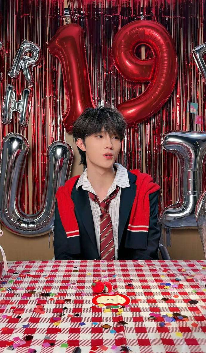  无论是在寒风中送出的生日祝福，还是在直播镜头前即兴的弹唱，苏新皓总能用最朴实的方式诠释偶像的真正含义——他不是一个遥不可及的明星，而是一个和粉丝们一起成长、并肩前行的伙伴。正如他在某次采访中所说：我记住的不是那些华丽的应援，而是每一个支持我的人眼中那份坚定的光。这种清醒而又温暖的认知，或许正是他能够不断打动人心的真正原因。 现在的苏新皓，正在以自己独特的节奏在娱乐圈的舞台上稳步前行。他没有过度营销的虚假人设，也没有刻意拉开的与粉丝的距离，只有最真实的性格和扎实的业务能力。未来无论会遇到多少挑战，只要他能继续保持这份对粉丝的珍视与对舞台的热爱，他必定会在自己的人生道路上越走越远。毕竟，能够得到这样温柔以待的粉丝，又怎会让他孤单一人前行呢？