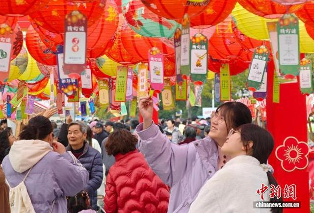 图为市民在“趣猜灯谜”环节参与互动。孙权 摄