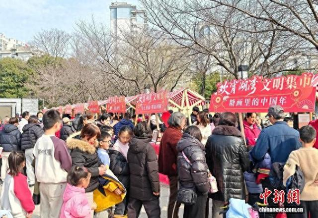 市民走进集市参与活动。孙权 摄