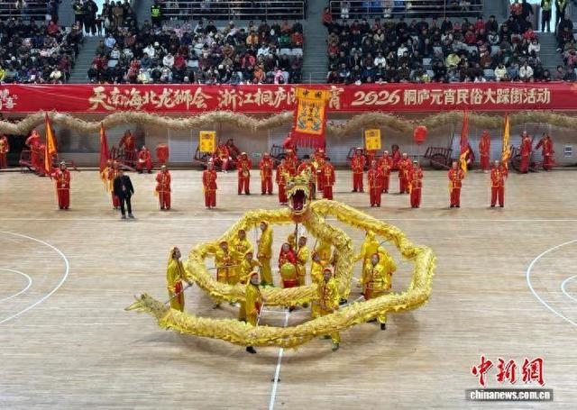 2026浙江桐庐元宵民俗大踩街活动现场的民俗展演。郭其钰 摄