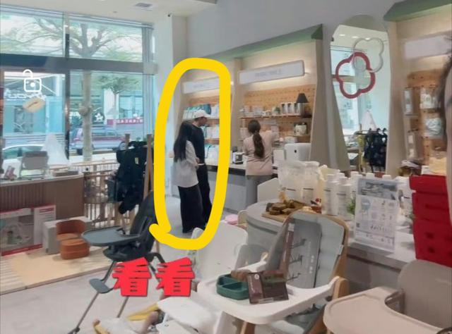 小玥儿给弟弟挑礼物