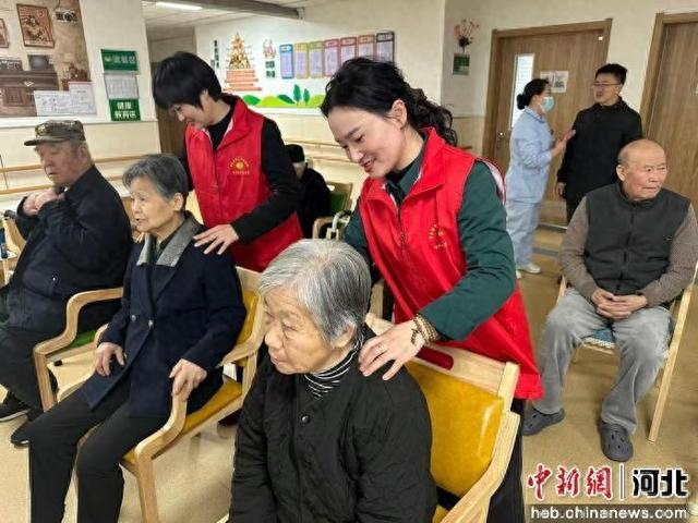 志愿者为赵县平安医养中心的老人们开展志愿服务。 房广宁 摄