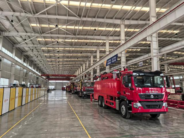 这是天津滨海新区中塘镇正方科技发展公司厂房里的车载智能修井机器人产线。新华社记者 杨文 摄