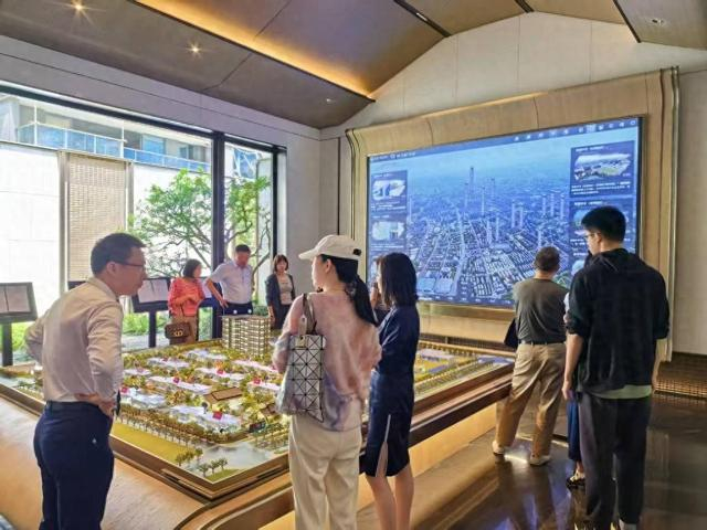 在一处楼盘看房的客户 资料图：新华社 