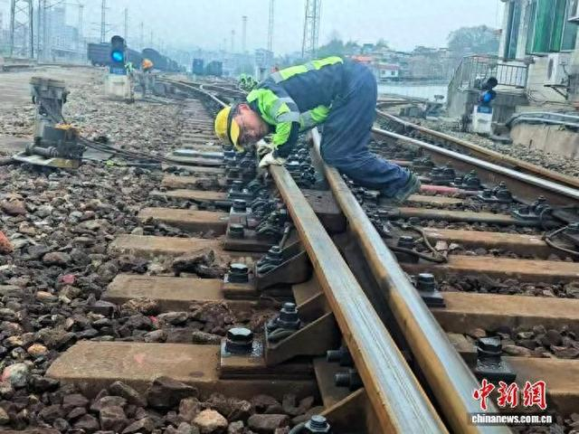 谢智坤正在趴道查看线路方向。刘鹏程 摄