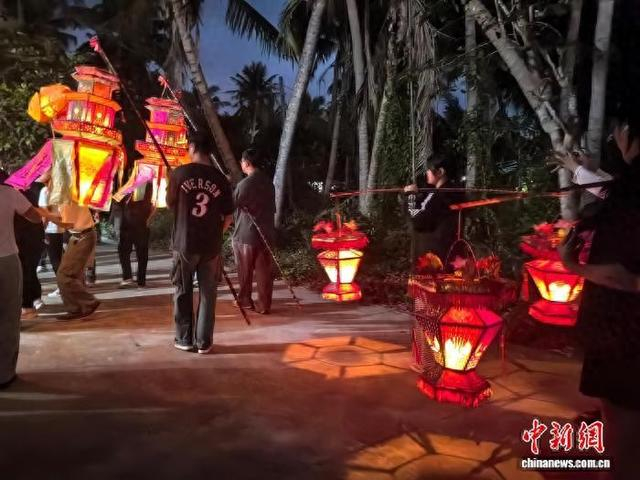 2月26日晚，海南文昌新井村，村民挑灯环村巡游，开启“送灯”年俗活动。黄良丰 摄