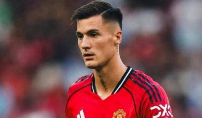 曼联这些年锋线花冤枉钱太多，好不容易等到靠谱的，得赶紧用起来，别再让他坐板凳浪费。22岁能在英超交出61分钟一球的答卷，已经够证明他是现象级潜力股了。红魔未来锋霸，就看接下来怎么安排了。