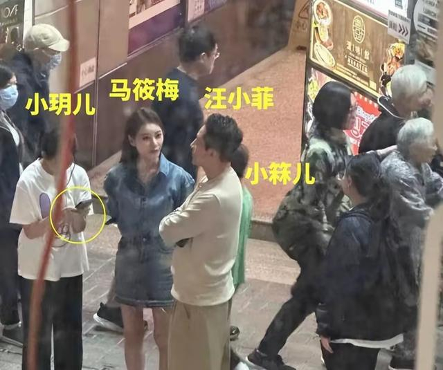 马筱梅照顾两个孩子