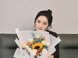 杨幂暖心接纳粉丝送花,展现尊重与感恩