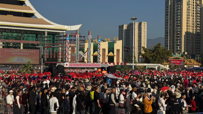 2026年2月20日，2026年芒市新春目瑙纵歌在芒市广场举行。新华网 穆问春 摄