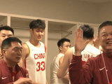男篮更衣室不断庆祝！唯独一人没参与，坐在角落大口喘气