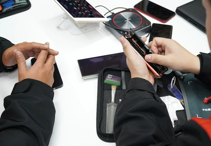 一家二手交易平台的上门回收工程师，在练习手机拆修 张晨霖 摄