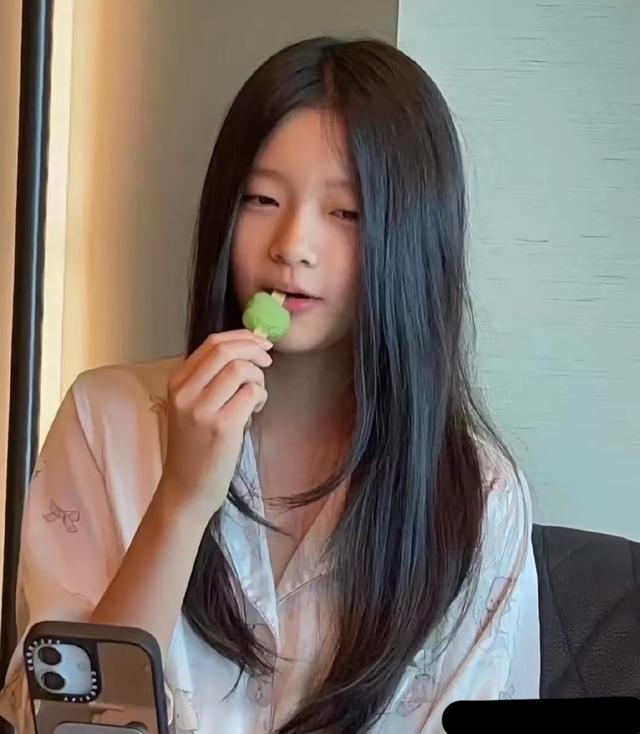 小玥儿姐弟等待马筱梅抱抱