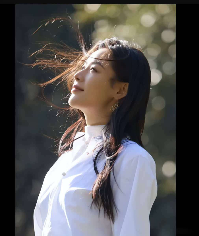  2021年，陈丽君获得了《擂响中华》第三季中国戏曲十大青年领军人物的桂冠；2022年，她又亮相央视跨年晚会。2023年，她主演的越剧电影《汉文皇后》首映，并获得了浙江卫视《中国好声音·越剧特别季》的越声桂冠奖。同年，她参加了湖南卫视的综艺节目《乘风2024》，并在成团夜顺利成团，凭借《珍珠塔·惊塔》一剧获第七届浙江戏剧奖·金桂表演奖。 展望未来，2025年，陈丽君将参加中央广播电视总台的春节联欢晚会，领衔主演的原创大戏《我的大观园》将迎来首演。此外，她的文章《越剧出圈 美梦成真》也将在《人民日报》上刊登。她还将入选2025年度中国青年五四奖章，并成为首位获此殊荣的传统戏曲演员，预计将获得第十八届文华奖·表演单项奖。2026年2月，陈丽君将带领团队在台湾上演青春越剧《我的大观园》，同时，她参演的电影《镖人》也将上映。 她的每一步都充满了力量与希望，艺术的光芒，也在她的演绎中熠熠生辉。