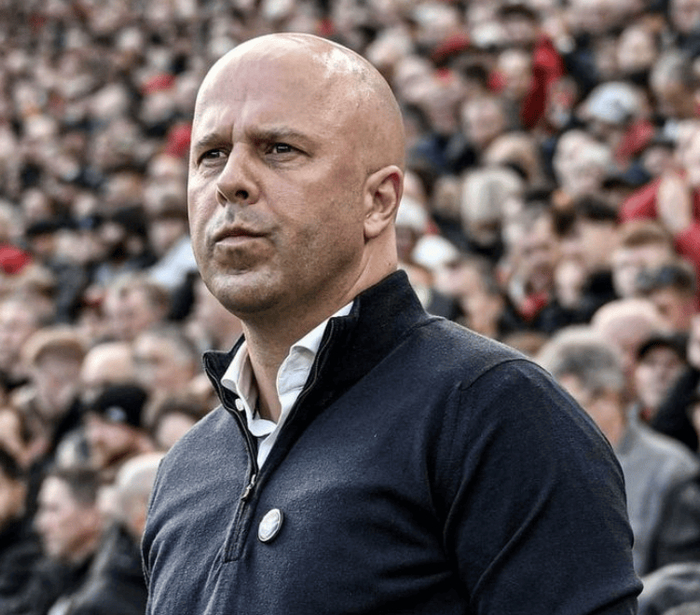 不管出于什么样的原因，利物浦去年夏天的引援没有达到效果是不可争辩的事实，斯洛特在球队重塑的过程当中没有很好地扮演建设者的角色。不管是希望围绕维尔茨为核心打造战术，还是重新优化球队前场的进攻体系，以及打造新的中场组合，斯洛特做得都非常一般。上赛季他的临场指挥得到了不少球迷的认可，但是本赛季利物浦却很少出现通过换人改变局势的比赛，斯洛特对于球队阵容的管理似乎也出现了问题。