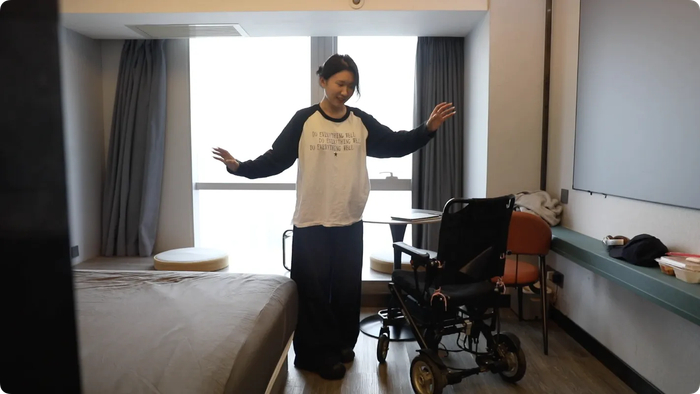 如今小刘能短暂站立。乔彦杰 摄