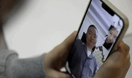 去年12月，小刘和蔡磊视频连线。乔彦杰 摄