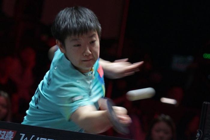 孙颖莎在比赛中回球。新华社发（邓智炜摄）