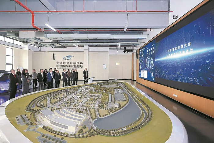     川籍返乡企业家考察产业园区。