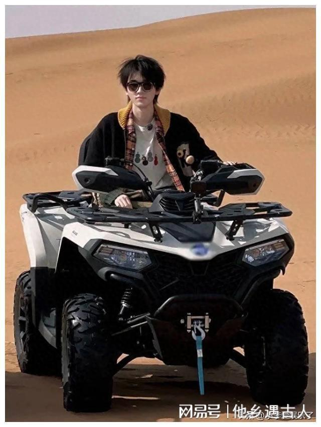 这张海报?背靠萨摩耶真的好可爱！